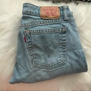 low waisted light wash levi jeans